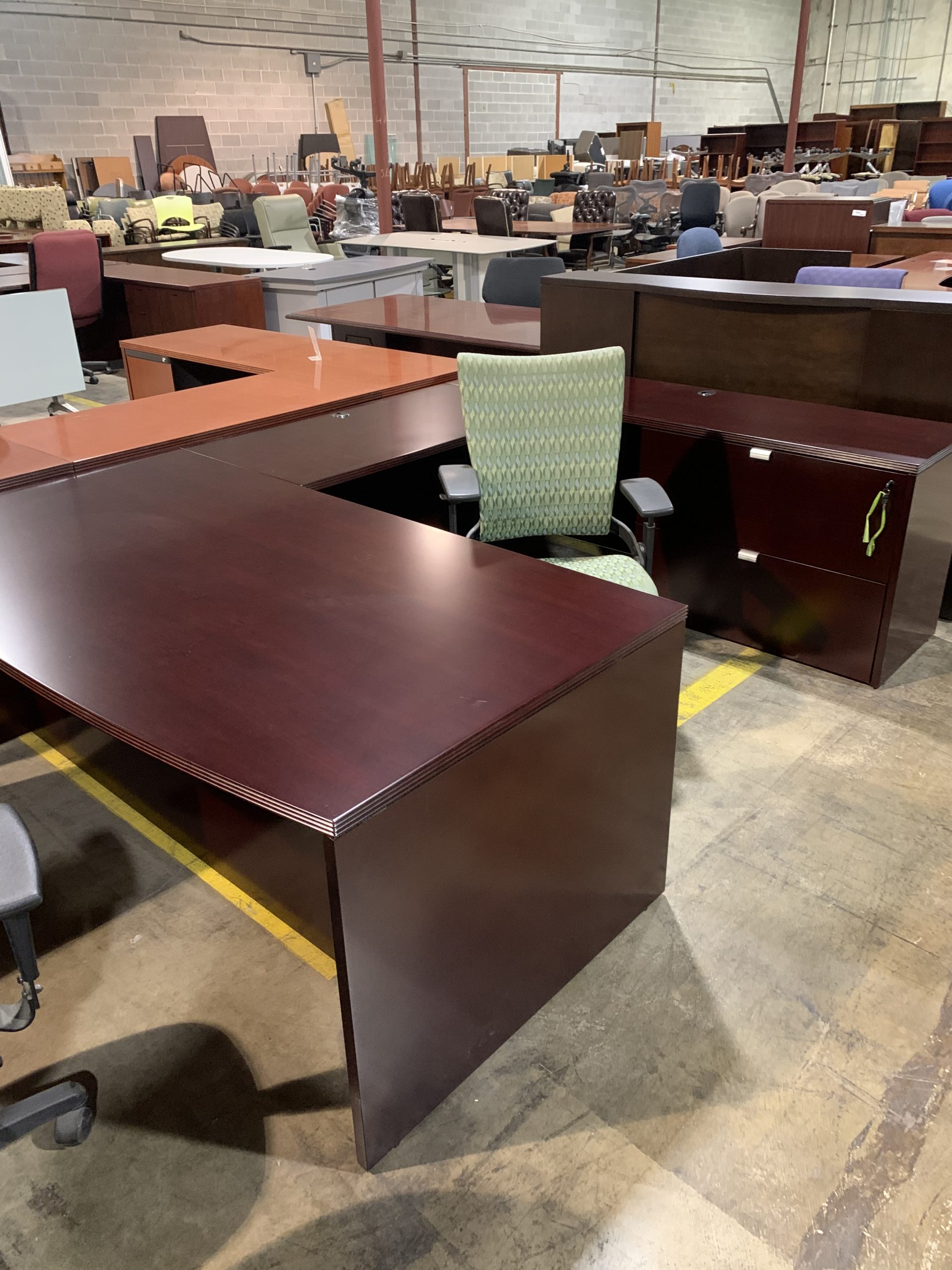EXECUTIVE “U” DESK WITH LATERAL STORAGE Image
